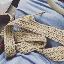 もうすぐ１０月ってところで 滑り込みでバインダー紐でキッチンマットを編みました ご覧の通りものすごく長いですね 笑 これはバインダー紐といって本来は稲刈りの時に使用するジュート紐です 太さ 重さ 臭いもコクヨの倍以上です 以前編んだ玄関マットの編み方