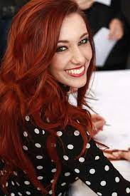 Intensiv Rote Haare Braune Augen Rote Lippen Schwarze Bluse Mit Weissen Punkten Red Hair Brown Eyes Copper Hair Color Red Hair Color