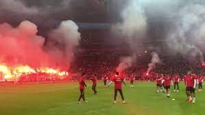 Estimates show that around 76 percent of turkish people classify themselves as active fans of a team, with galatasaray regularly polling at around 40 percent in terms of popularity. Galatasaray Fans Turn Up In Their Thousands To Provide Rocking Atmosphere For Training Session Ahead Of Fenerbahce Derby Mirror Online