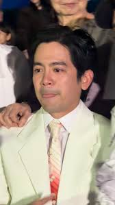 Tears of gratitude and love 💖 Joshua Garcia gets emotional as his family  congratulates him after Meet Greet and Bye’s premiere night. @garciajoshuae