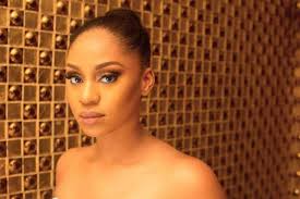 The singer doesn't compare herself to others but champions the idea of seeing more female artists in the industry. Pin On Download