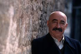 Türk sinemasının usta isimlerinden komedi ve dram sahneleriyle yakından tanıdığımız usta oyuncu şener şen'in bir kızı olduğunu ilk defa duyanlar. Sener Sen In Menajeri Her Sey Normal Seyrediyor