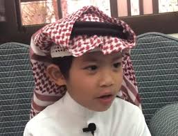 أخبار 24 رافق والدته في منزل كفيلها بحائل ليعامله كأحد أبنائه طفل فلبيني لا يتحدث إلا العربية فيديو