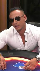 Antonio Esfandiari sets the trap with pocket aces! 🪄💰 #poker #reels