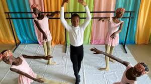 Niño cautiva bailando ballet en la calle; le dan beca en EU- Grupo Milenio