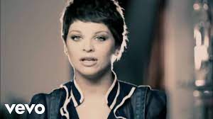 Nel 2015, tra gli studi di amici, incontra la famosa cantante alessandra amoroso. Alessandra Amoroso Stupida Hitparade Ch