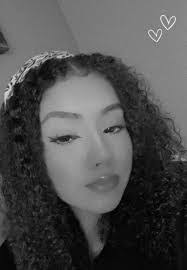 Magdalena Lewis's Instagram, Twitter & Facebook