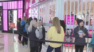 View mall holiday hours thanksgiving & black friday store hours for stores not listed, please contact the retailer directly for their holiday hours. Black Friday Shopping At Woodland Mall Wzzm13 Com