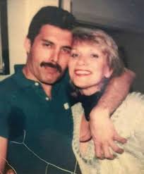 28 years ago freddie took his last breath in jim' arms, his husband. 25 Photos Of Freddie Mercury With His First And Only True Love Mary Austin Bored Panda