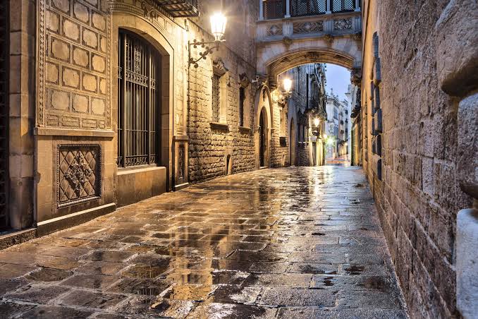 Recorrido Histórico por el Fascinante Barrio Gótico de Barcelona