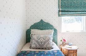 Whilst traditional moroccan decor screams colour and embellishment, it is still possible to accessorise your home whilst maintaining a minimal 'white moroccan' theme. Decor Trip Moroccan Style Home Decor