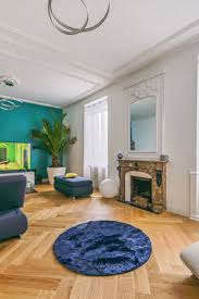 Un Salon Chic Et Contemporain Avec Un Parquet Chevrons Parquet Parquet Baton Rompu Chene Deco Appartement