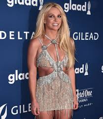 Her sculpted hair makes her look like marilyn monroe on a date with dimaggio, assuming they're going to manhattan's finest pantless restaurant. Britney Spears Is Boos In Een Video Beschuldigt Ze De Paparazzi Van Het Bewerken Van Haar Bikinifoto S