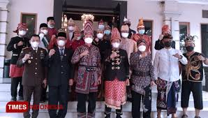 Kini dengan outsole phylon, lebih durabel dan trendy. Peringati Hari Lahir Pancasila Lamongan Kompak Kenakan Pakaian Adat Times Indonesia