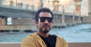 ولد بحي السيدة زينب، ونشأ في حي عين شمس، تخرج من كلية الفنون التطبيقية قسم الديكور، بدأ حياته الفنية نهاية التسعينات، عندما وقف لأول مرة أمام الكاميرا في دور صغير بفيلم «الآخر» للمخرج يوسف شاهين، ثم فيلم. Ø¹Ù…Ø±Ùˆ Ø³Ø¹Ø¯ ÙŠÙƒØ´Ù Ø¹Ù† Ø­Ø¨Ù‡ Ù„Ø¥Ø³ÙƒÙ†Ø¯Ø±ÙŠØ© Ø¨ØµÙˆØ±Ø© Ù…Ù† Ø£Ù…Ø§Ù… ÙƒÙˆØ¨Ø±Ù‰ Ø³ØªØ§Ù†Ù„Ù‰ ÙˆÙŠØ¹Ù„Ù‚ Ø§Ù„Ø¹Ø´Ù‚ Ø§Ù„ÙŠÙˆÙ… Ø§Ù„Ø³Ø§Ø¨Ø¹