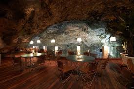 This Stunning Restaurant Was Built Inside An Italian Cave Seaside Restaurant Italy Restaurant Unique Restaurants