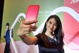 Telepon pintar memang mampu bermain dan berpikir. Punya Kamera 16 Mp Asus Zenfone Selfie Lite Meluncur Di Harbolnas Teknologi Bisnis Com