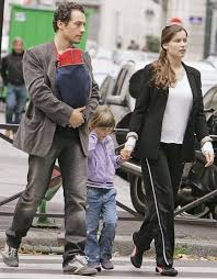 Maternity wear in this photo: Laetitia Casta Ha Sposato Louis Garrel Con Nozze Blindatissima Sulla Spiaggia La Repubblica