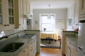 half wall between kitchen and dining