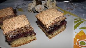 Stratul superior de crema se va zvanta si va forma o glazura pe suprafata prajiturii. Desert Prajitura Cu Dulceata De Prune Si Bezea Cu Nuca Galerie Foto 11