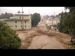 Rivieren treden buiten hun oevers, zoals in longfaye, waar een kabbelend riviertje een woeste stroom werd en in eupen, waar de rivier. Extreme Overstromingen In Duits Stadje Duitsland Onder Water Huis Verzekering Modderstromen Youtube