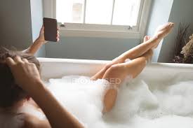 Huge collection, amazing choice, 100+ million high quality, affordable rf and rm images. Frau Benutzt Handy Beim Baden In Badewanne Zu Hause Weiblich Entfernung Stock Photo 209285322