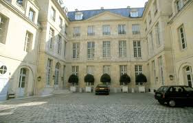 Saisir Les Biens De Tapie Pour Quoi Faire Lejdd Fr Paris Country Mansions House Styles