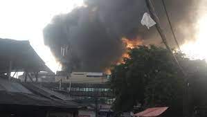 Setelah ini, tanah ini merupakan area pd pasar jaya, ada rencana kemungkinan akan menata kembali pasar yang terbakar, hasil koordinasi tadi dengan dirut pasar jaya yang juga hadir. F3fxisgl8keahm