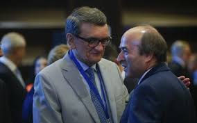 Holul de la intrarea în clădirea de unde ciorbea îşi exercită activitatea a fost umplut, marţi, de cetăţeni veniţi să depună primele 100.000 de semnături din cele 140 de mii strânse (până acum) pe petiţia vizând demiterea celui care, în opinia lor, a devenit mai degrabă avocatul unui grup de condamnaţi penal decât al poporului. Victor Ciorbea La Realitatea Tv Sunt La Miami La NepoÈ›i Biletele De Avion S Au CumpÄƒrat Se È™tia Din Data De 2 Septembrie Avocatul Poporului Nu A LÄƒmurit De Ce Nu È™i A Delegat