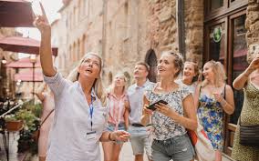 How to become a tour guide – advice from the experts