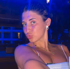 Bella, 18, skröt på Tiktok