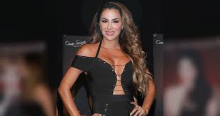 La cantante se encuentra de viaje por turquía, junto a su nuevo novio larry ramos, para celebrar sus 43 años; Ninel Conde Comparte Ardiente Foto Sin Ropa Y Desde La Cama