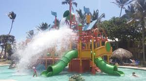 Con una cartulina podéis preparar un tablero con agujeros por el que los peques deberán hacer pasar sus aviones. Foto De Iberostar Selection Bavaro Republica Dominicana Pileta Para Ninos Con Juegos Y Baldazo De Agua Tripadvisor