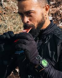 You may not know where the trail leads — but fenix 8 does. Stay ready with  TopoActive maps and a built-in flashlight.