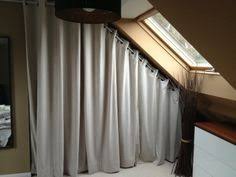 Dressing Sous Pente Avec Rideaux Et Autres Deco Dressing A Chaque Probleme Existe Toujours Une Solution Rideau Dressing Dressing Sous Pente Rideau Placard