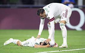 Después de la entrada, el médico de la selección indicó a la banca. D2hekqz5uhb0cm
