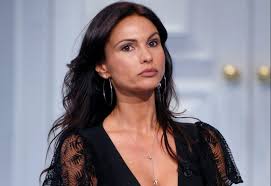 I due si innamorano di lei, rivaleggiano anche mettendosi i bastoni fra le ruote, ma alla fine scoprono che era solo una messinscena della ragazza per. Xqf2kh5xhtgxdm