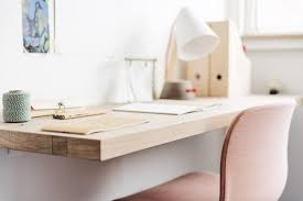 bevestig zware wandplank met waskom of werkblad blind aan muur zwevend gemonteerd op wandbeugels en steunen muur bureau zwevende boekenplanken bureau planken