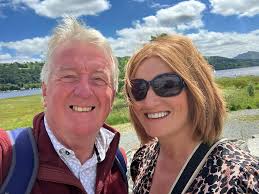 Rydym yn awyddus i glywed gan deuluoedd, myfyrwyr, cyplau a grwpiau sydd yn  'Aros adre' ac yn byw yn yr un tŷ i fod yn rhan o gwis newydd sbon ar S4C.