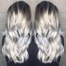 haare grau tonen eine graue frisur aus zwei ecken eine schwarze bluse haarfarben silber blond haarfarbe blond