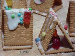 kekshauschen kleines hexenhaus aus butterkeksen zuckerguss und gummibarchen kinder weihnachtsdeko lebkuchenhaus weihnachtsdeko selber machen
