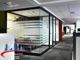 أحدث تصميمات حوائط الزجاج المودرن Modern Office Design Office Partition Design Modern Office Interiors