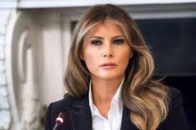 ميلانيا ترامب هي زوجة الرئيس الأمريكي رونالد ترامب وهي الآن يطلق عليها سيدة أمريكا الأولى و هي عارضة أزياء يوغسلافية ، و في هذا المقال سوف نوضح تفاصيل أكثر عن ميلانيا ترامب. Ø¨Ø§Ù„ÙÙŠØ¯ÙŠÙˆ Ù…ÙŠÙ„Ø§Ù†ÙŠØ§ ØªØ±Ø§Ù…Ø¨ ØªØ³ÙŠØ± Ø¹Ù„Ù‰ Ø®Ø·Ù‰ Ø²ÙˆØ¬Ù‡Ø§ ÙˆØªØ±ØªØ¯ÙŠ Ø§Ù„ÙƒÙ…Ø§Ù…Ø© Ø¨ÙˆØ§Ø¨Ø© Ø§Ù„Ø´Ø±ÙˆÙ‚ Ù†Ø³Ø®Ø© Ø§Ù„Ù…ÙˆØ¨Ø§ÙŠÙ„