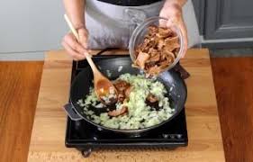Recette Roti De Magret De Canard Aux Cepes Et Sauce Au Vin En Pas A Pas Recette Recette Roti Magret De Canard Recette Repas Noel