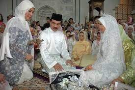 Saat itu, siti berusia 27 tahun dan datuk k berusia 48 tahun. Begini Masa Lalu Datuk K Bersama Mantan Istrinya Sebelum Sunting Siti Nurhaliza Semua Halaman Nova