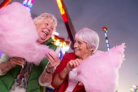 Gula kapas ini sebenarnya dibuat dari bahan baku gula, terigu serta pewarna makanan. Dua Wanita Tua Yang Makan Gula Gula Kapas Di Taman Permainan Gambar Unduh Gratis Imej 501459785 Format Jpg My Lovepik Com