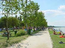 Nosza hát, égen, földön, föld alatt, de még a vízben is keresni kezdi, keresteti a királylányt. Balatonfenyves Familien Urlaub Am Balaton Sudufer