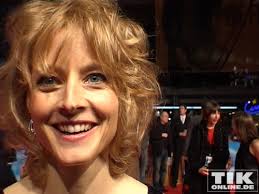 However, it was reported that jodie foster broke up with cydney bernard in order to pursue a relationship with writer/producer cindy mort. Im Dezember 2007 Bekannte Jodie Foster Erstmals Offentlich Ihre Beziehung Zu Cydney Bernard Mittlerweile Sind Die Beiden Frauen Aber Angeblich Wieder Getrennt Tikonline De
