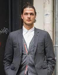Coiffure pour homme sur le côté automne hiver 2018. Coiffure Pour Homme Les Coupes De Cheveux Tendance En 2021 Elle