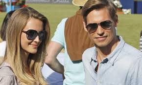 Carlos made his debut on tv in 1994 when he appeared in destino de mujer's tv show. Carlos Baute Y Astrid Klisans Ya Hacen Caja Con Su Primer Hijo Informalia Es